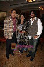 Jagjit Singh, Sonali and Roopkumar Rathod at a photo shoot for album cover in The Club on 19th Dec 2010 (3).JPG